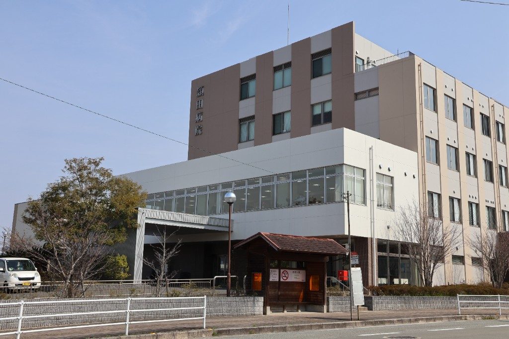 隣接する頴田病院の外観