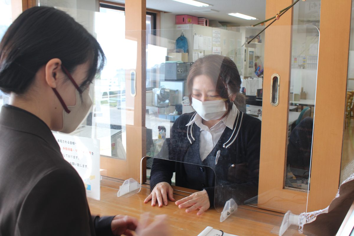 養護老人ホーム愛生苑の受付窓口の様子