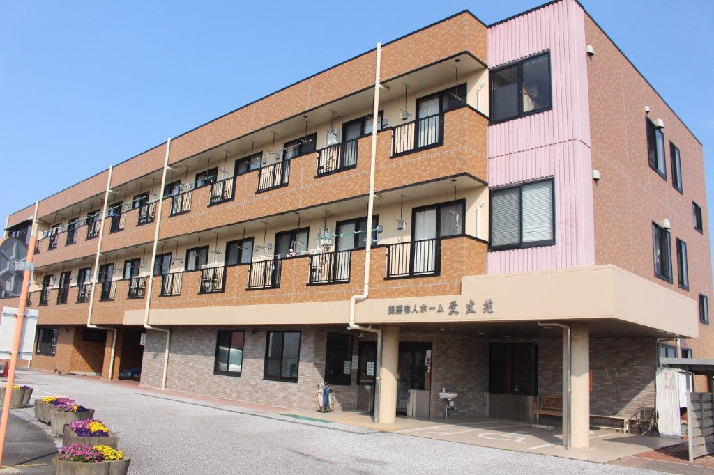 養護老人ホーム 愛生苑の建物外観（エントランス）