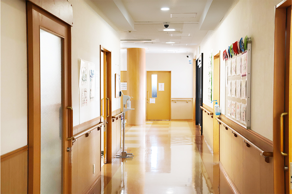 手すりの設置された明るい共用廊下