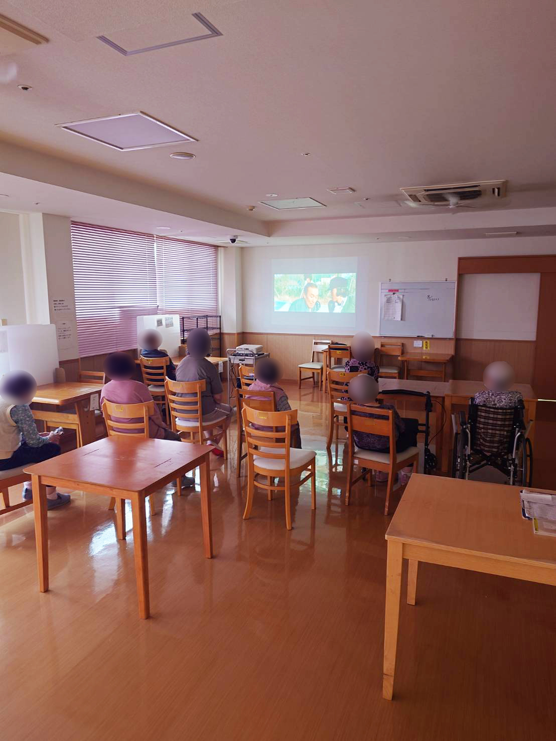 シネマクラブで映像を鑑賞する様子