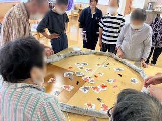 レククラブで金魚すくいを楽しむ様子