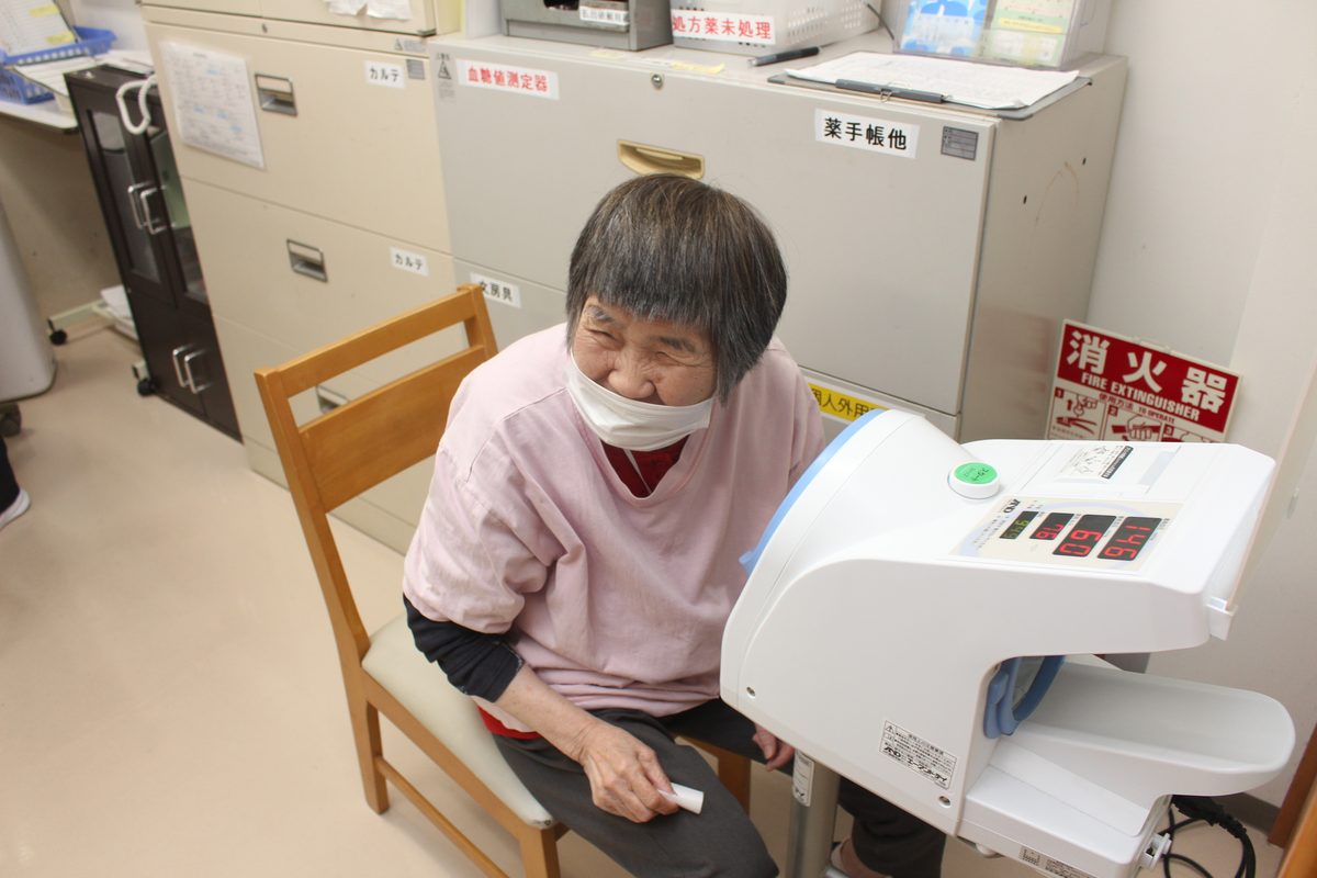 入所者の方の血圧測定を行う健康管理の様子