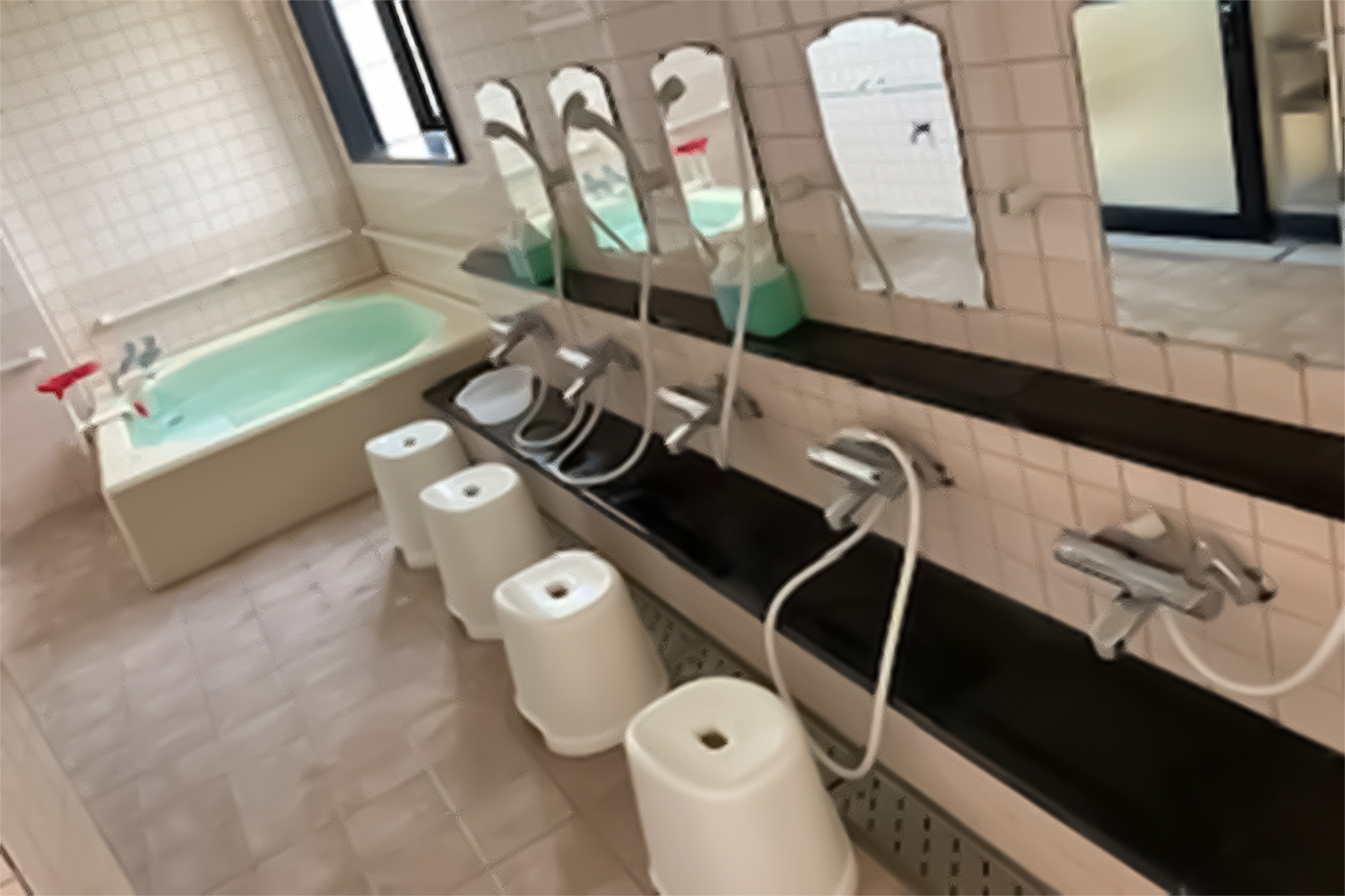 介助用椅子のある浴室