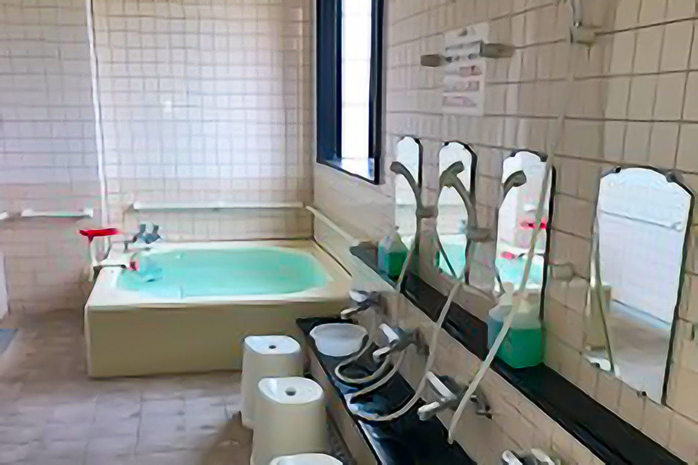 介助用椅子のある浴室