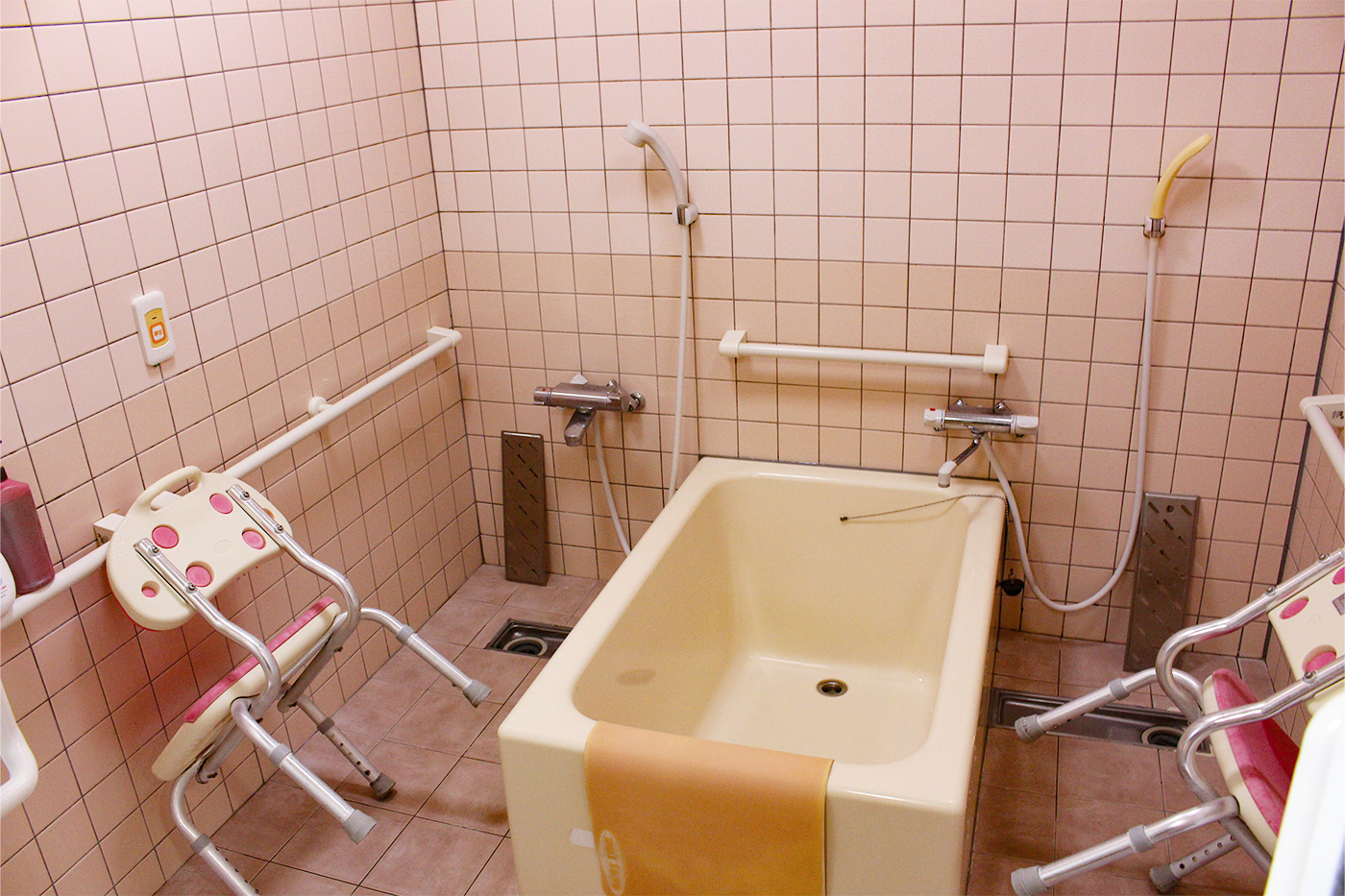 介助用椅子のある浴室