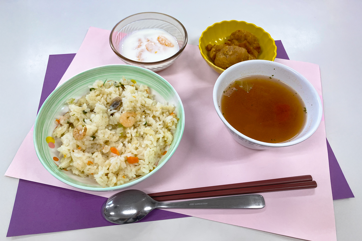 パーテーションを設けた愛生苑の食堂