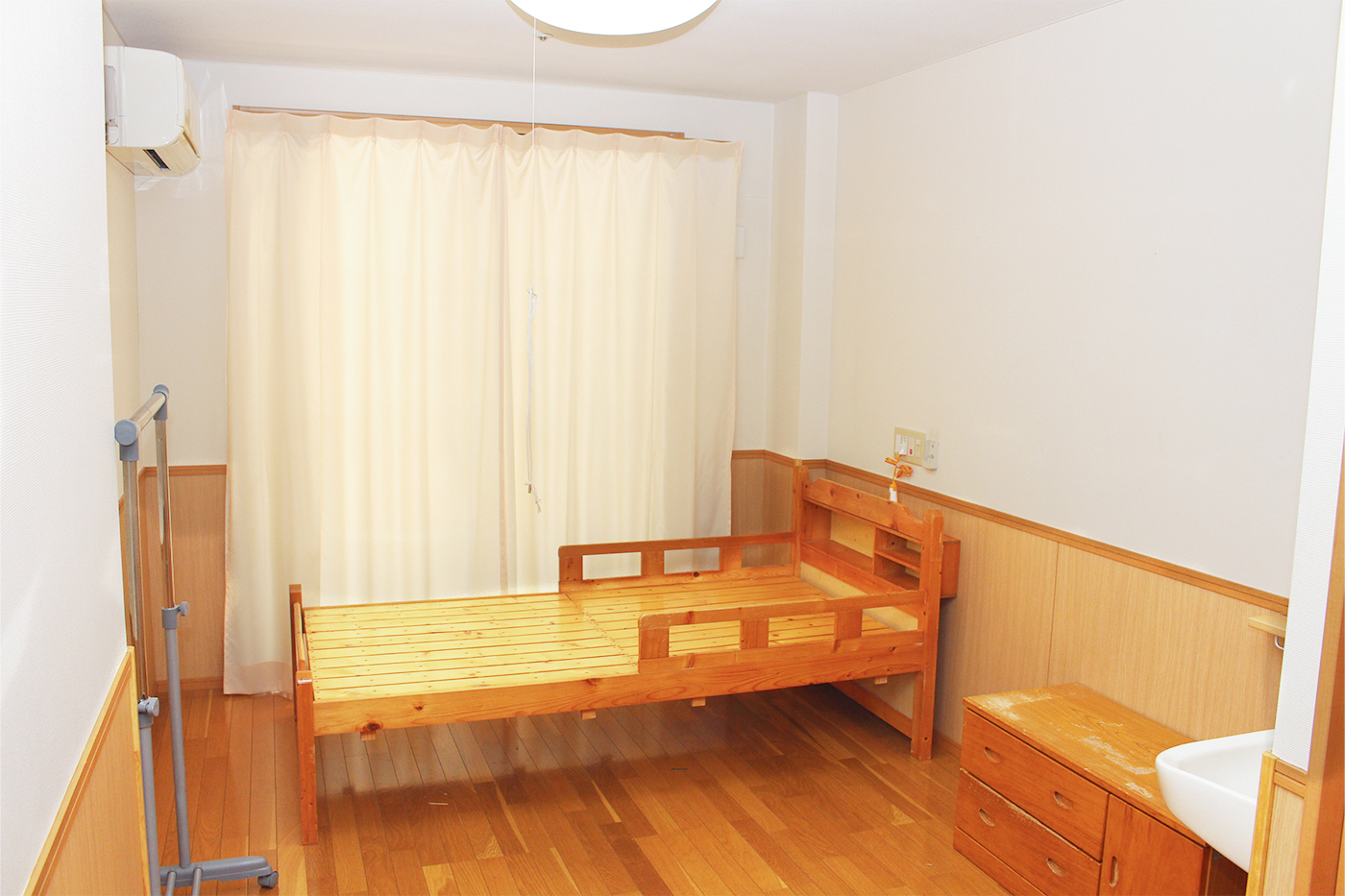 愛生苑の居室（木製ベッド）